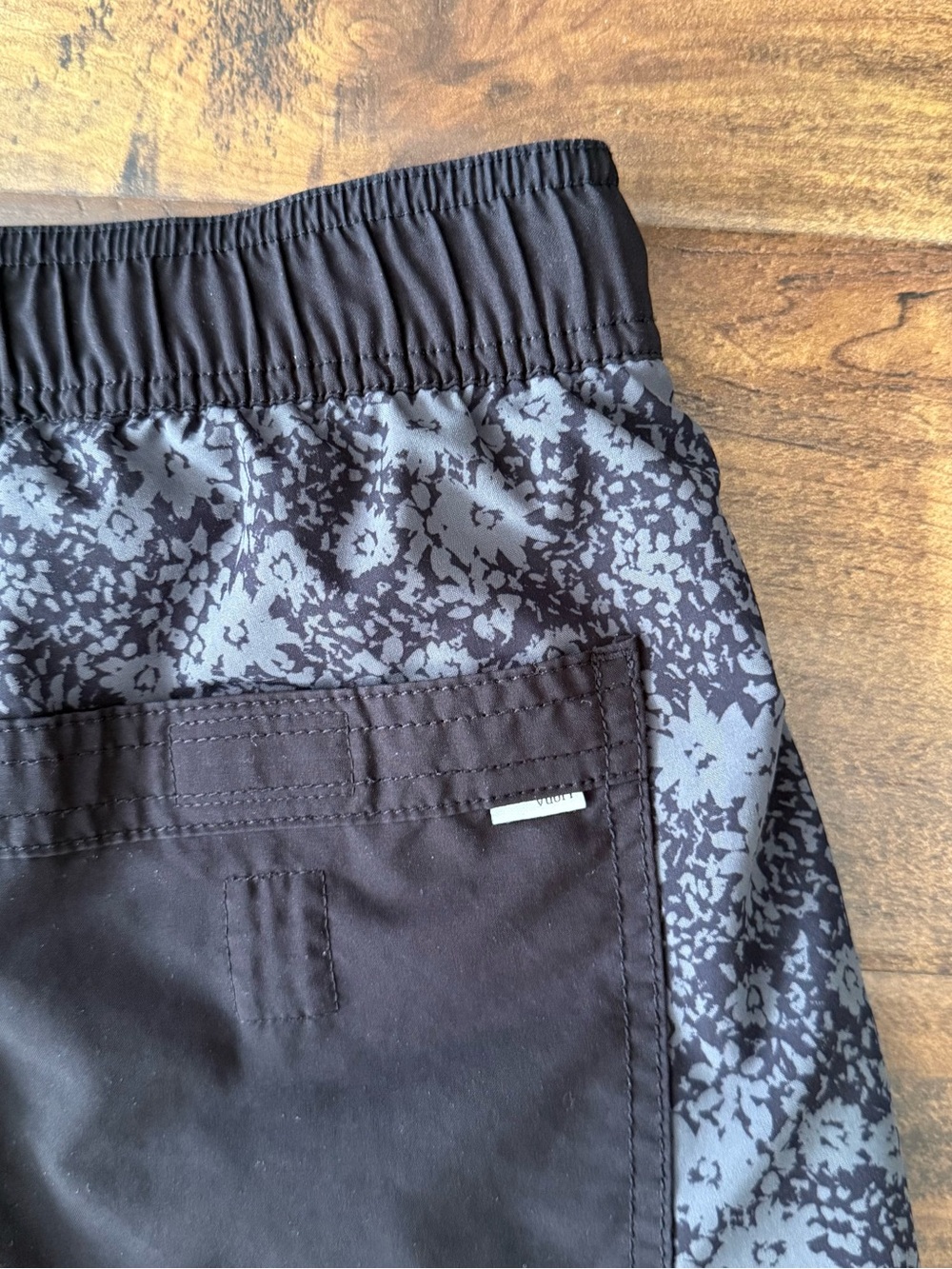 Vuori Men’s Kore 5” Shorts in Dark Pewter Wildflower Size Small - Picture 4 of 4